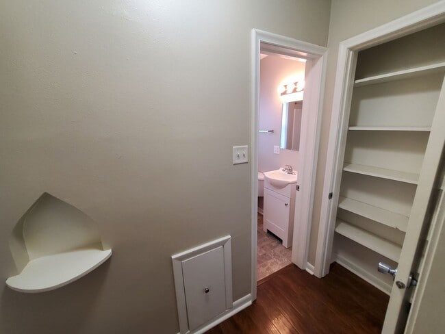 Building Photo - 2 bedroom, 1 bathroom home!