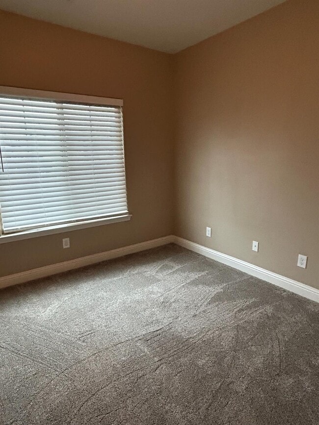 Building Photo - 2656 Cherry Tree Dr