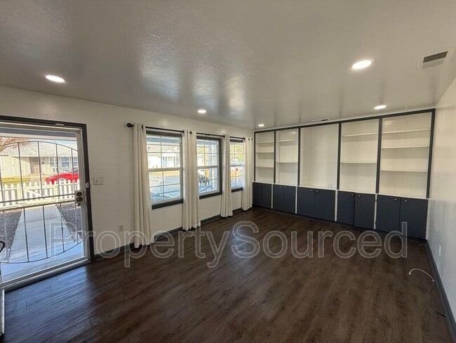 Building Photo - 632 Fir St