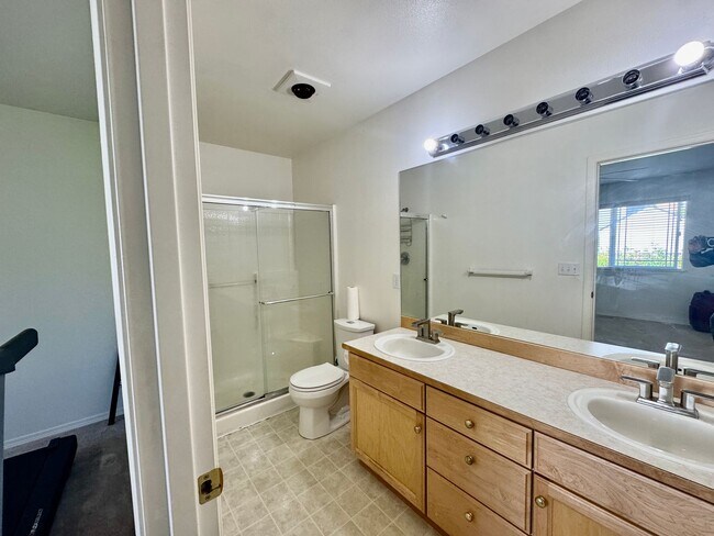 Building Photo - Bothell Townhouse