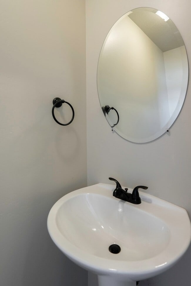 Building Photo - Townhome available in Millcreek Springs with a community pool!