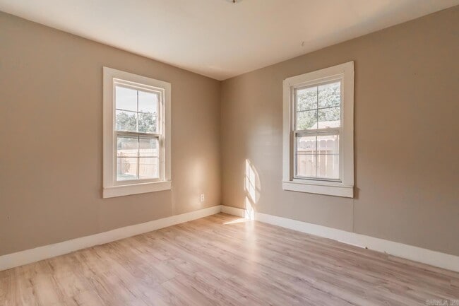 Building Photo - 505 W Texie Ave