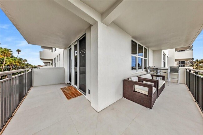 Building Photo - 1147 Hillsboro Mile