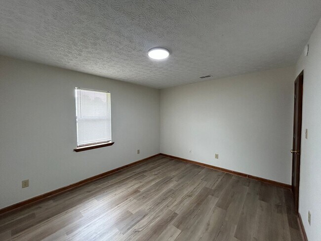 Building Photo - 109/111 Deer Creek Ct