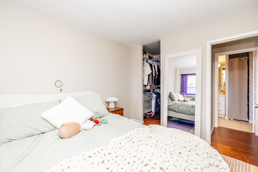 Building Photo - 607 W Wrightwood Ave