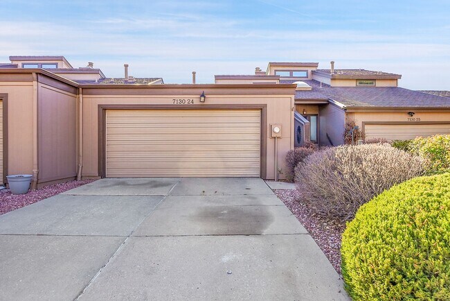 Building Photo - Backs to private lake with mountain views