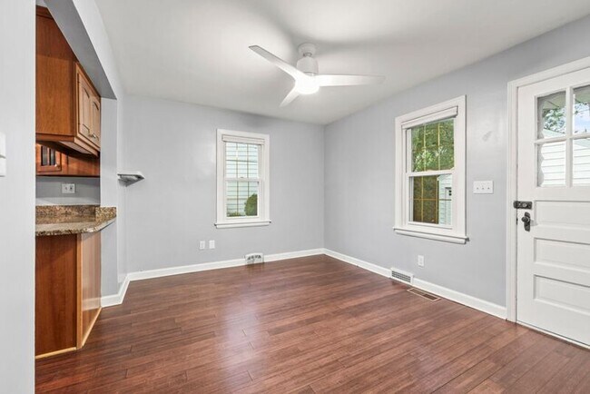 Building Photo - 304 E Schreyer Pl