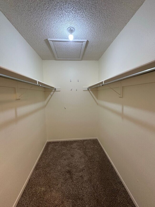Building Photo - 2125 Broadmoor Rd Cir