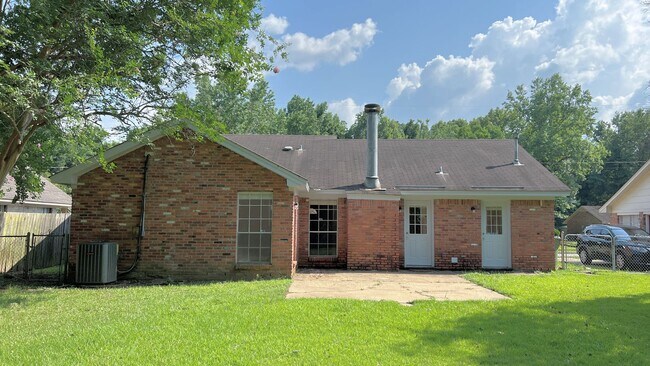 Building Photo - Lovely 3-Bedroom