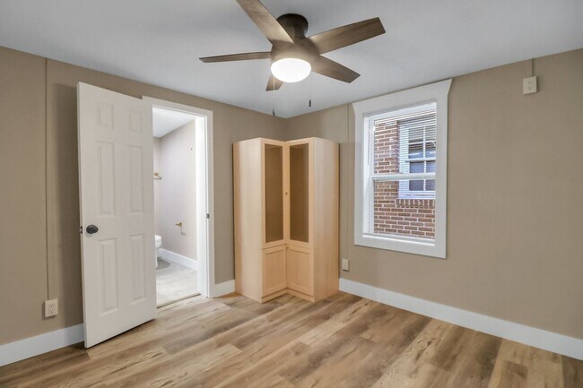 Building Photo - 3 BED | 2 BATH | REAR OFF-STREET PARKING | AVAILABLE MID-NOVEMBER