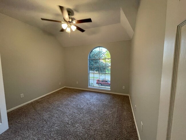 Building Photo - 9323 Willow Crossing Dr