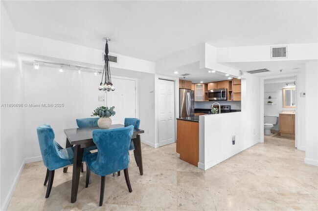 Building Photo - 1621 Bay Rd