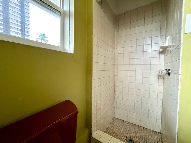 Building Photo - Waikiki: Upper Floor 1 Bed, 1 Bath Apartment