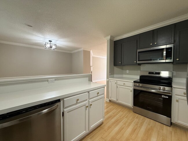 Building Photo - Spacious Two Bedroom, 2nd Floor Condo with...