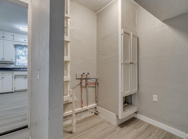 Building Photo - 213 W Jacobs Dr