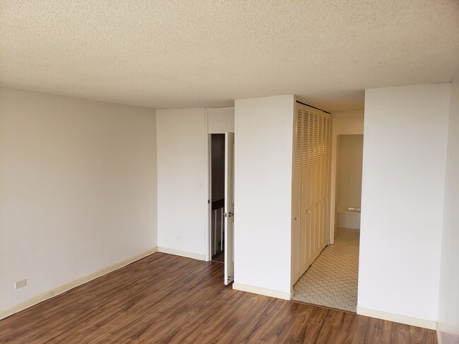 Building Photo - 500 Ala Wai Plaza 3 bedroom 2.5 Bath