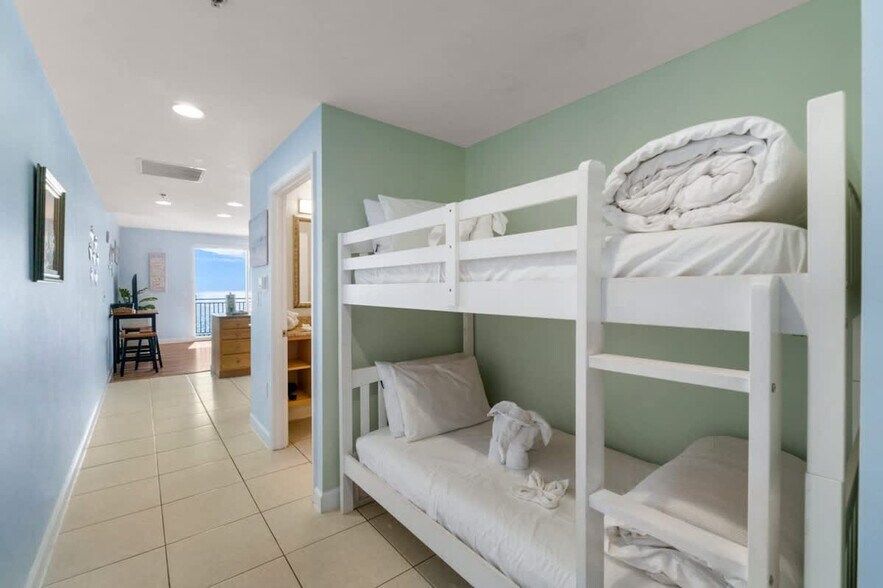 Building Photo - 17729 Front Beach Rd