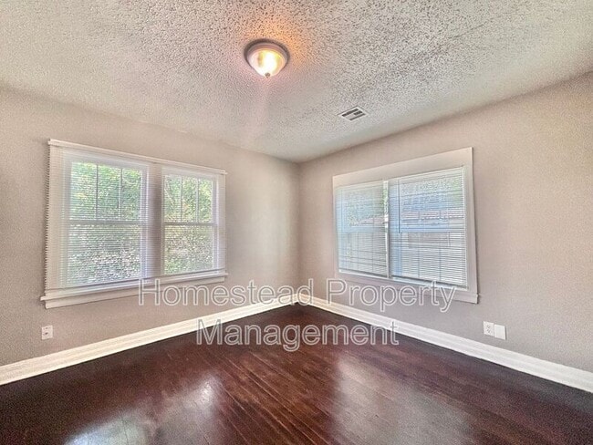 Building Photo - 1436 NE 8th St