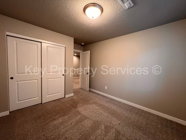 Building Photo - Spacious Townhome in Central Vancouver Location!