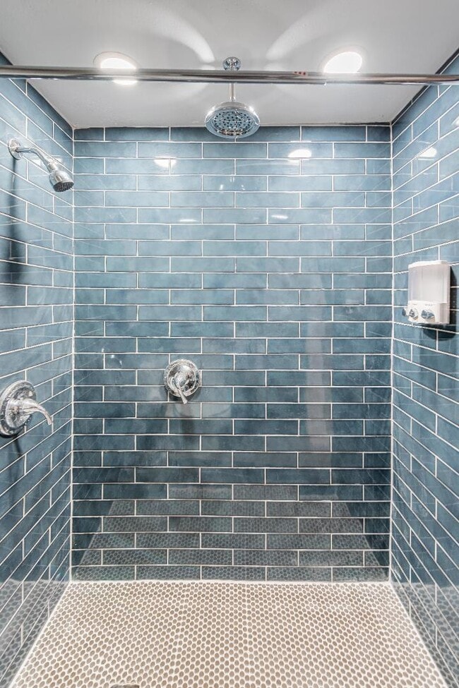 Building Photo - 704 Pacific Ave SW