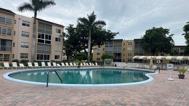 Building Photo - 2841 Somerset Dr