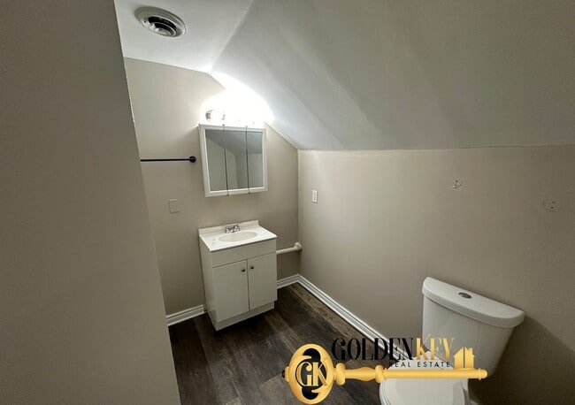 Building Photo - Spacious 4 bed / 2 bath with garage and fi...