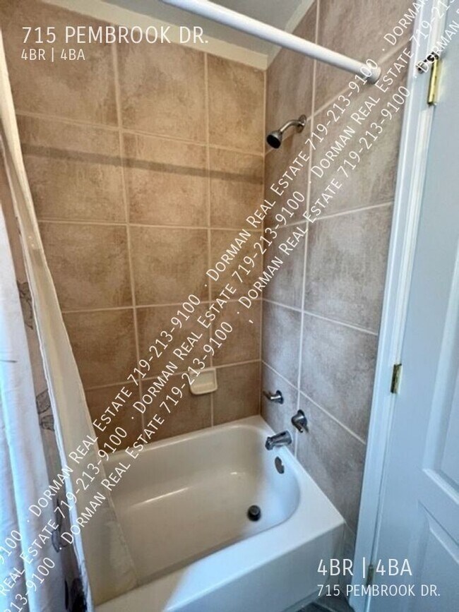 Building Photo - 715 Pembrook Dr