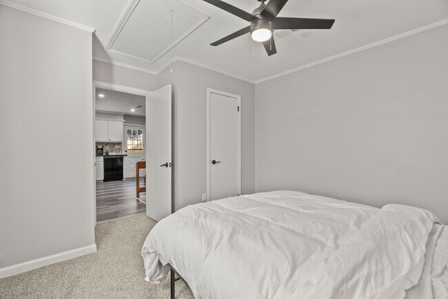 Building Photo - 2 or 3 Bedroom Renovated Mid-Town Charmer