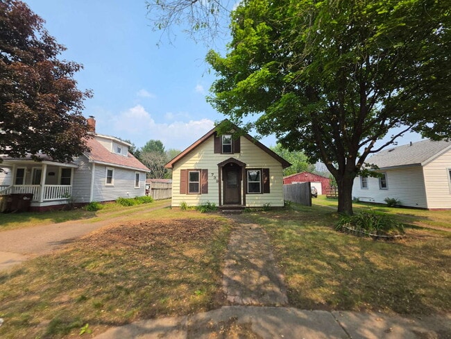 Building Photo - 2 Bedroom, 1 Bathroom Home with Garage Available Now