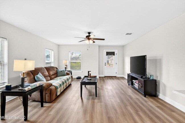 Building Photo - 18102 Evergreen Dr