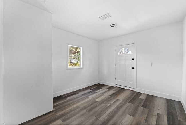 Building Photo - 10821 Cedar St