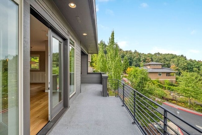 Building Photo - 307 NW Meridian Ridge Ct