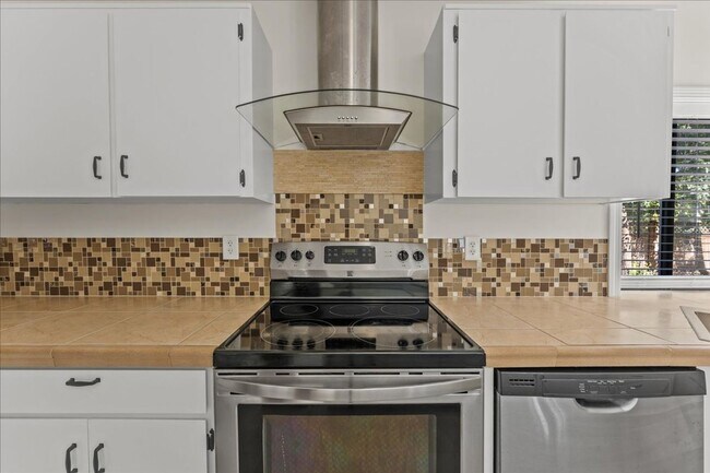 Building Photo - Beautifully renovated 4-bdrm, 2-bath Tuala...