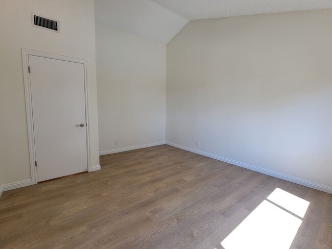 Building Photo - TOWNHOME FOR LEASE: 3 Bed / 2 Bath / 2-car Garage / Laundry hookups / Swimming Pool
