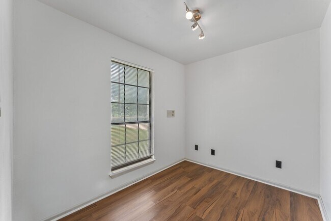 Building Photo - 2526 Town Briar St