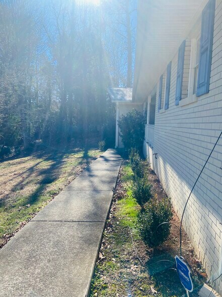 Building Photo - 1311 Lakeshore Cir