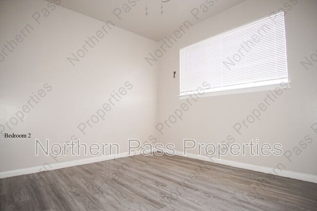 Building Photo - Silver