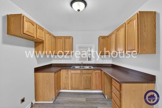 Building Photo - 1913 Newport Ave