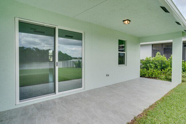 Building Photo - 388 SW Vista Lake Dr