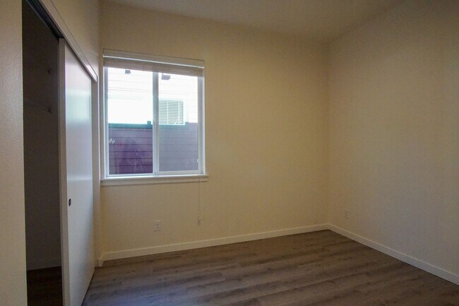 Building Photo - Top Floor John's Landing-Modern, Spacious ...