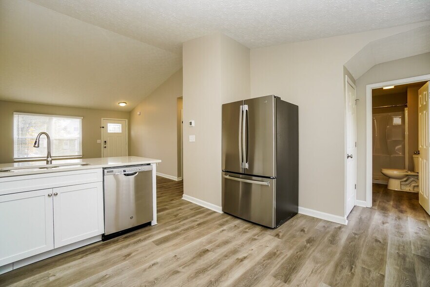 Building Photo - 2146 Kingsglen Dr
