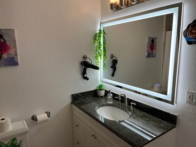 Building Photo - Amazing rare updated full floor Richmond f...