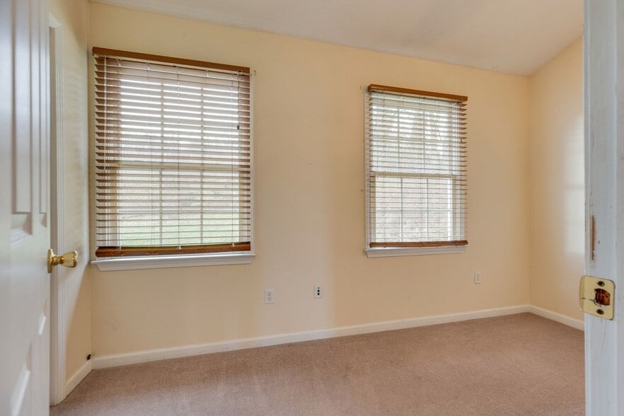Building Photo - 659 Beaverview Dr