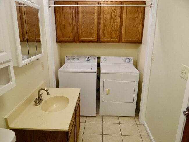 Building Photo - 2 bedroom unfurnished LONG TERM RENTAL in Fairway Ridge