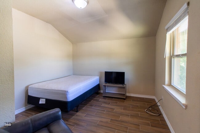 Building Photo - 1704 Fairfax Ave