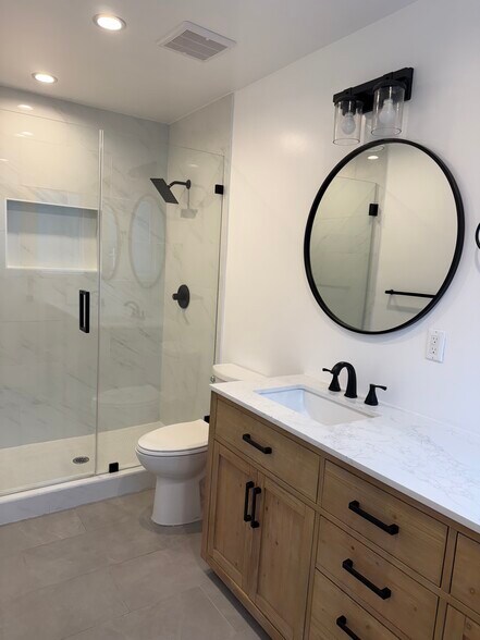 Building Photo - 3031 Vineyard Ave