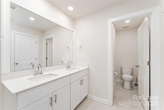 Building Photo - 2352 Belterra Dr