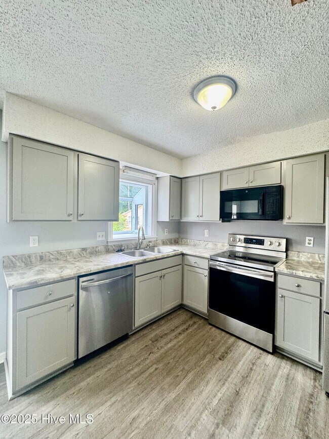 Building Photo - 1001 Pintail Ct