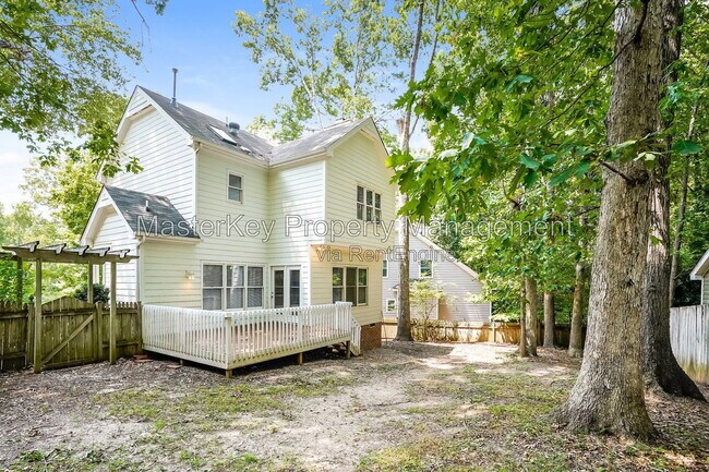 Building Photo - 1600 Nesfield Pl
