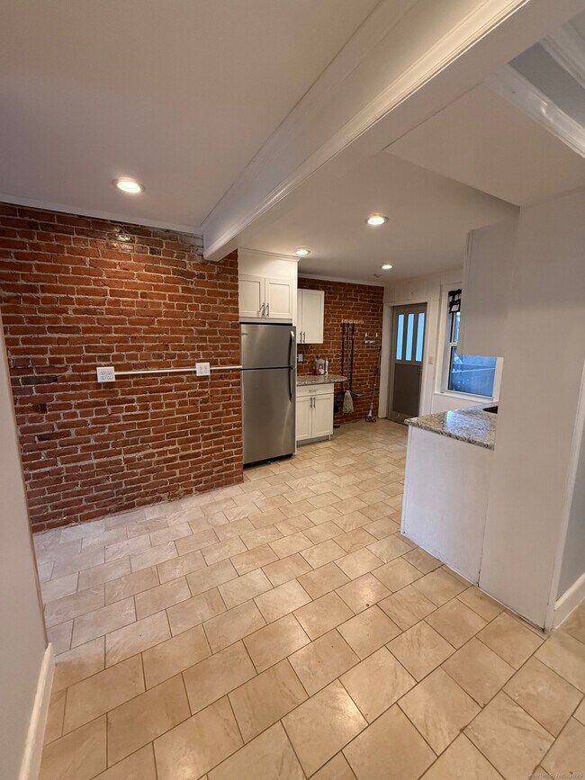 Building Photo - 359 W Main St